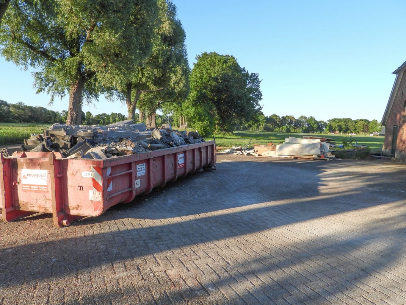 Afbeelding van puincontainer tijdens een sloop